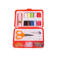 Souprava pro šití v praktickém červeném držáku