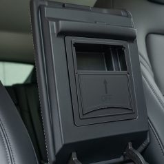 Tajná přihrádka do loketní opěrky Tesla Model 3/Y