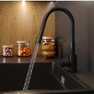 Černá páková kuchyňská baterie s flexibilním výtokovým ramenem