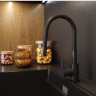 Černá páková kuchyňská baterie s flexibilním výtokovým ramenem