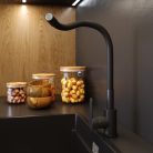 Černá páková kuchyňská baterie s flexibilním výtokovým ramenem