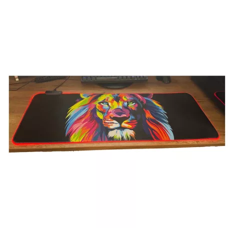 Velká podložka pod myš s LED podsvícením 80 x 30 cm - s barevným vzorem lva