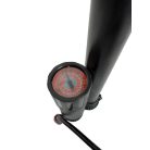 Pumpa na pneumatiky s tlakoměrem