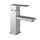 Jednopáková umyvadlová baterie stříbrné barvy