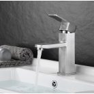 Jednopáková umyvadlová baterie stříbrné barvy