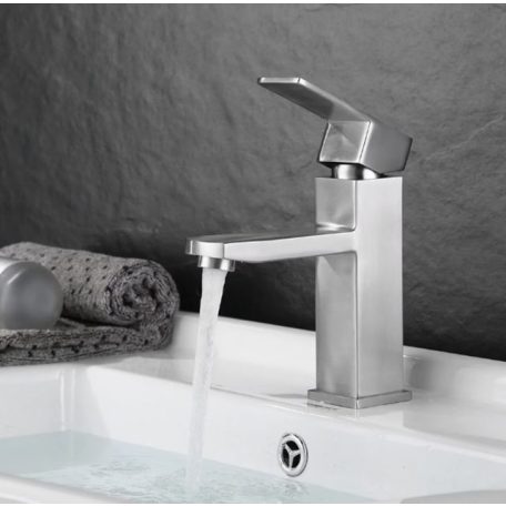 Jednopáková umyvadlová baterie stříbrné barvy