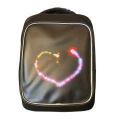   Černý batoh s programovatelnou obrazovkou (ovladatelnou z mobilního telefonu)