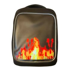   Černý batoh s programovatelnou obrazovkou (ovladatelnou z mobilního telefonu)