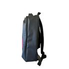 Černý batoh s programovatelnou obrazovkou (ovladatelnou z mobilního telefonu)