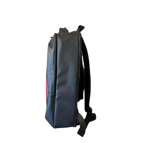 Černý batoh s programovatelnou obrazovkou (ovladatelnou z mobilního telefonu)