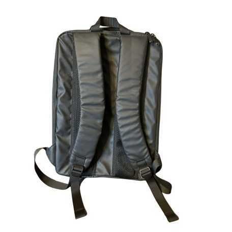 Černý batoh s programovatelnou obrazovkou (ovladatelnou z mobilního telefonu)