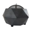 Exteriérový moderní gril a ohniště ve tvaru diamantu s mřížkovou střechou