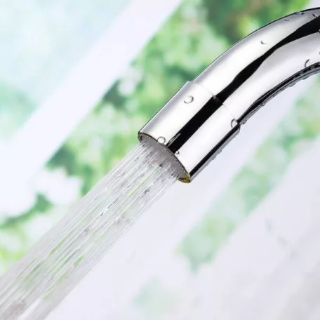 LED displejová baterie s okamžitým ohřívačem vody se sprchovou hlavicí v bílé barvě - 3000W