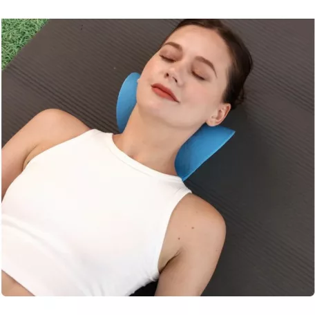 Korekční polštář pro natažení krku a páteře