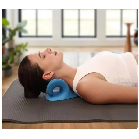 Korekční polštář pro natažení krku a páteře