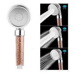   Sprchová hlavice s filtrací a ošetřujícím účinkem na pokožku