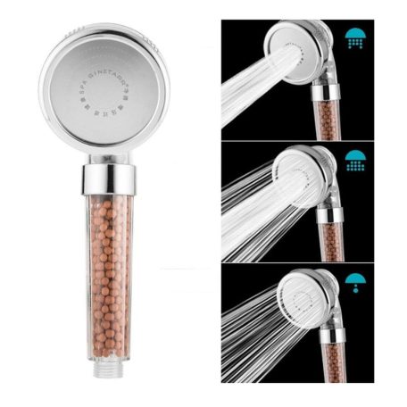 Sprchová hlavice s filtrací a ošetřujícím účinkem na pokožku