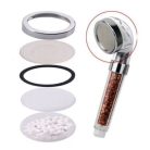 Sprchová hlavice s filtrací a ošetřujícím účinkem na pokožku